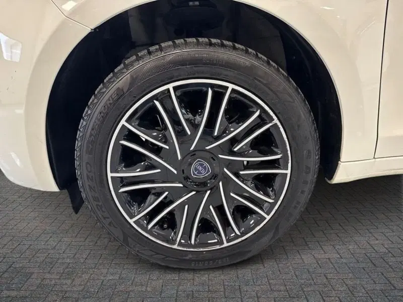 Lancia Ypsilon usata a Prato (8)