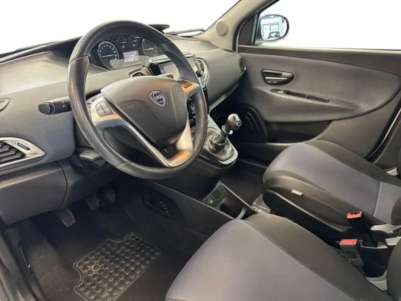 Lancia Ypsilon usata a Prato (9)