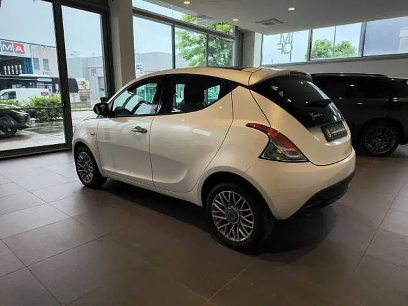 Lancia Ypsilon usata a Forlì-Cesena (2)