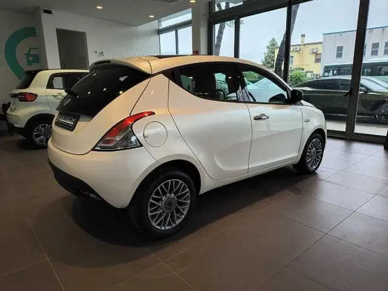 Lancia Ypsilon usata a Forlì-Cesena (3)