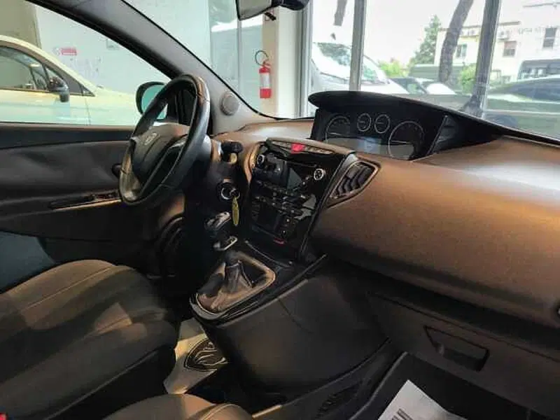 Lancia Ypsilon usata a Forlì-Cesena (9)