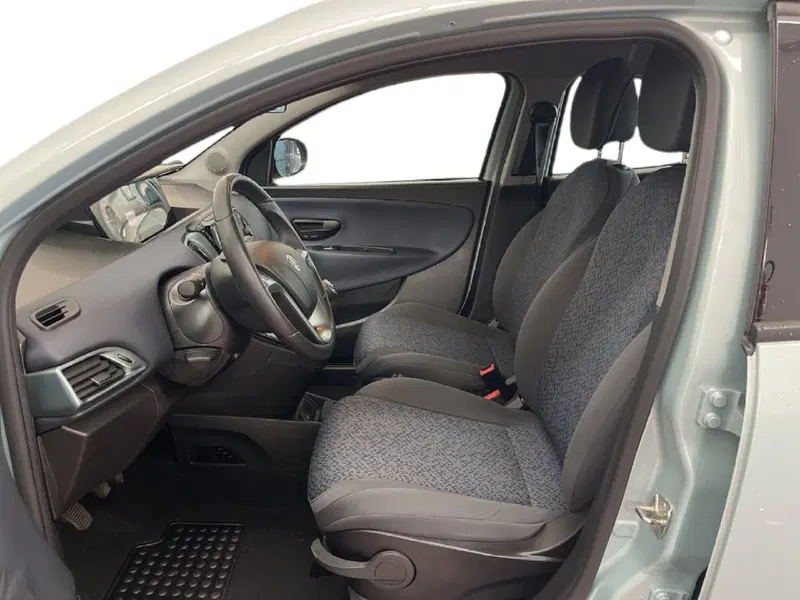 Lancia Ypsilon usata a Torino (9)