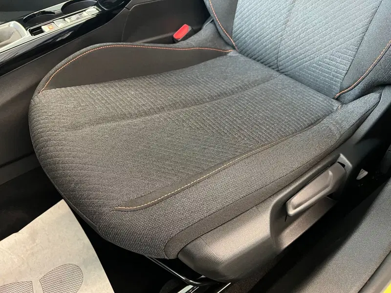 Peugeot 208 nuova a Bari (15)