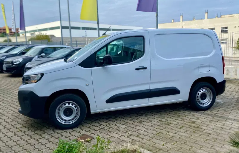 Peugeot Partner Furgone nuova a Bari (4)