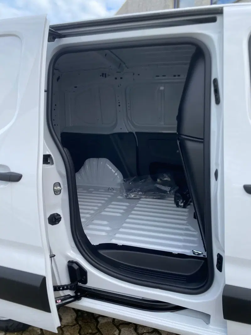 Peugeot Partner Furgone nuova a Bari (9)