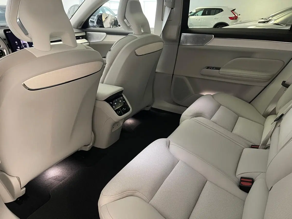 Volvo ES90 nuova a Como (9)
