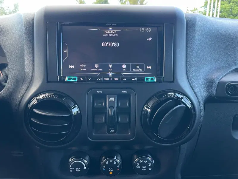 Jeep Wrangler Unlimited usata a Ancona (15)