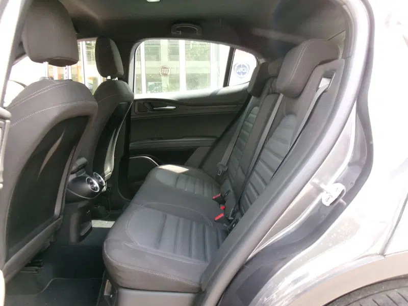 Alfa Romeo Stelvio usata a Venezia (12)