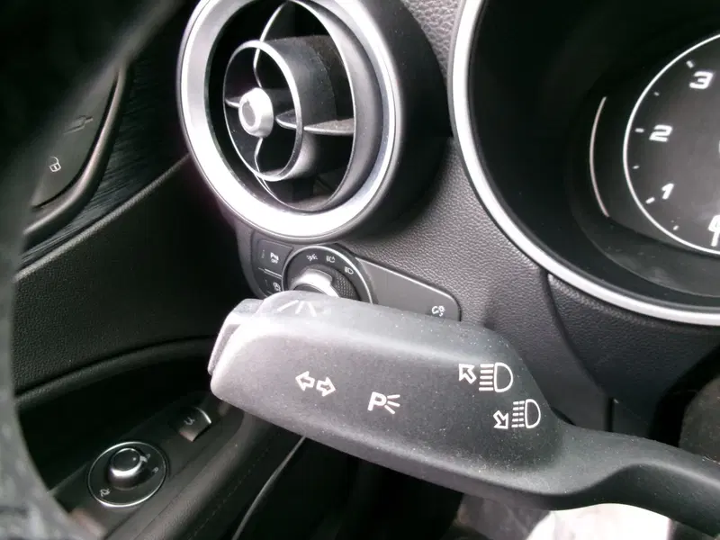 Alfa Romeo Stelvio usata a Venezia (18)