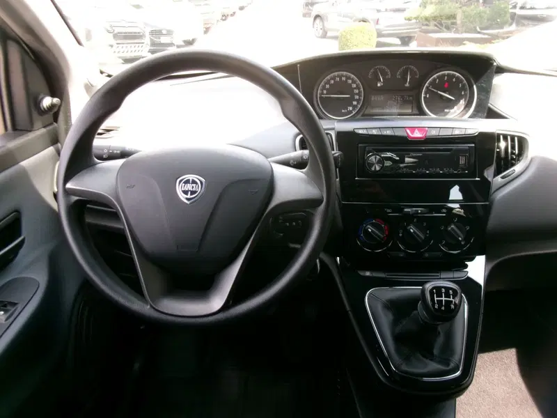 Lancia Ypsilon usata a Venezia (12)