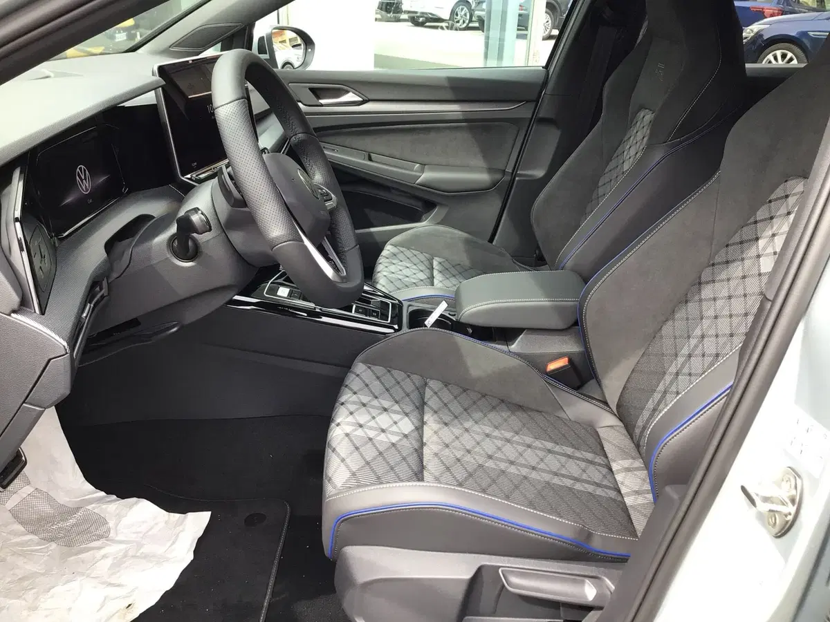 Volkswagen Golf nuova a Genova (15)