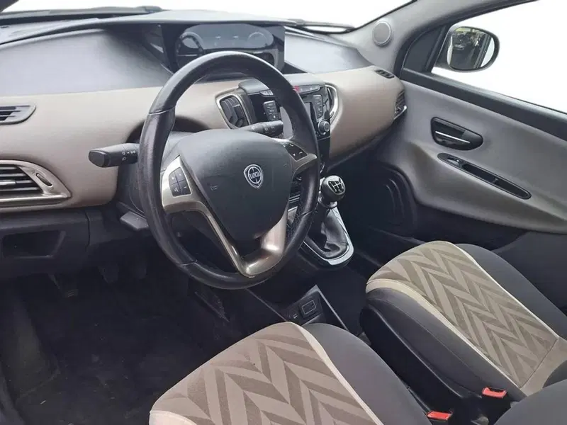 Lancia Ypsilon usata a Torino (11)