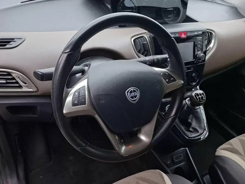 Lancia Ypsilon usata a Torino (12)