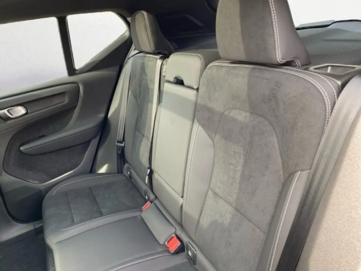 Volvo XC40 nuova a Udine (11)