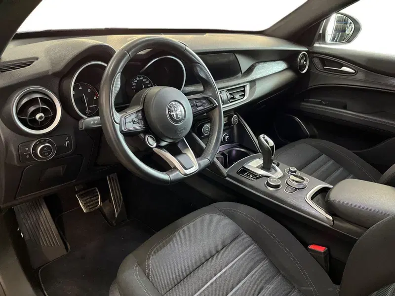 Alfa Romeo Stelvio usata a Taranto (10)