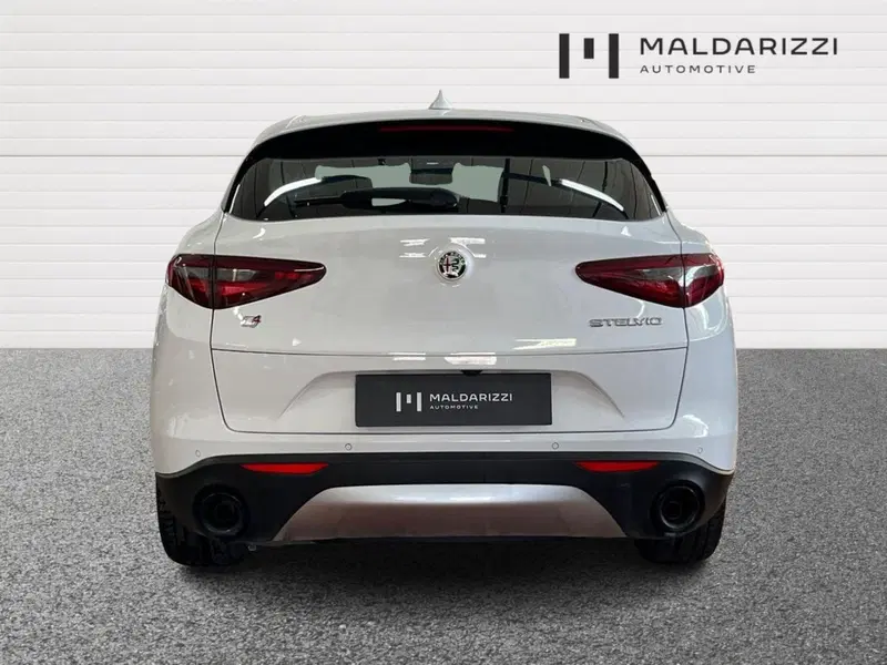 Alfa Romeo Stelvio usata a Taranto (3)