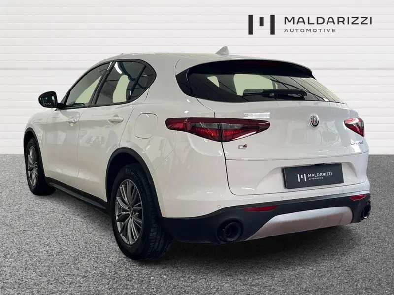 Alfa Romeo Stelvio usata a Taranto (4)