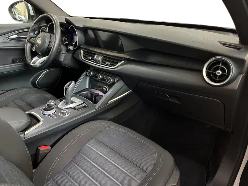 Alfa Romeo Stelvio usata a Taranto (9)