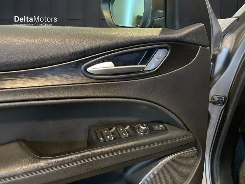 Alfa Romeo Stelvio usata a Ancona (17)