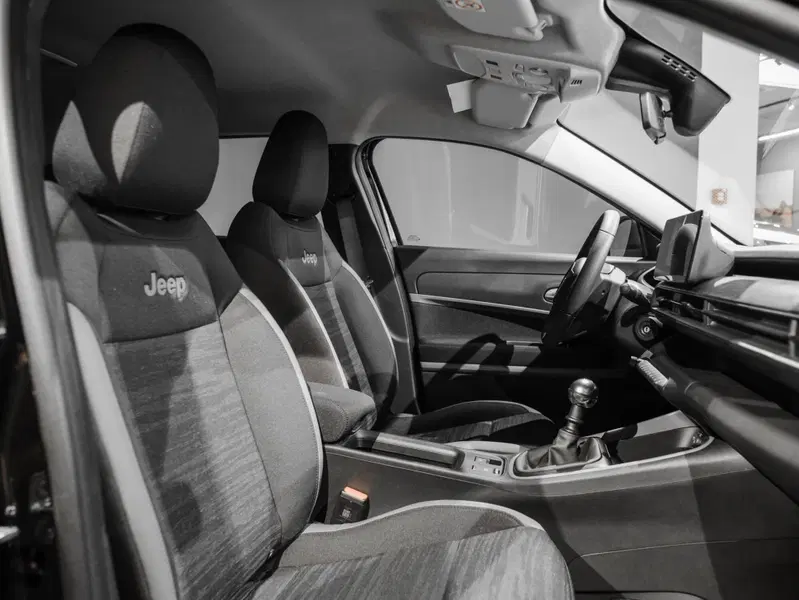 Jeep Avenger nuova a Prato (12)