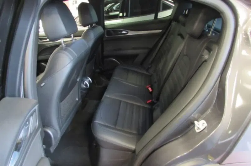 Alfa Romeo Stelvio usata a Milano (13)