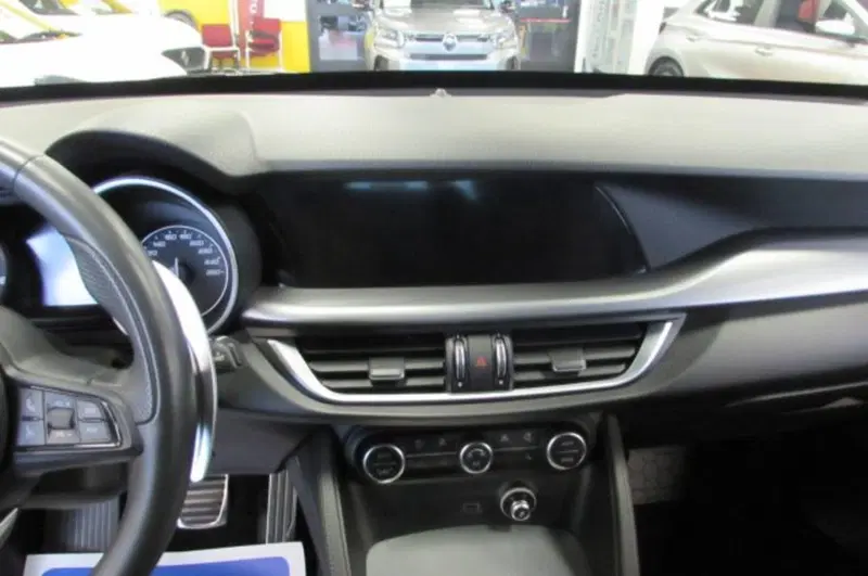 Alfa Romeo Stelvio usata a Milano (9)