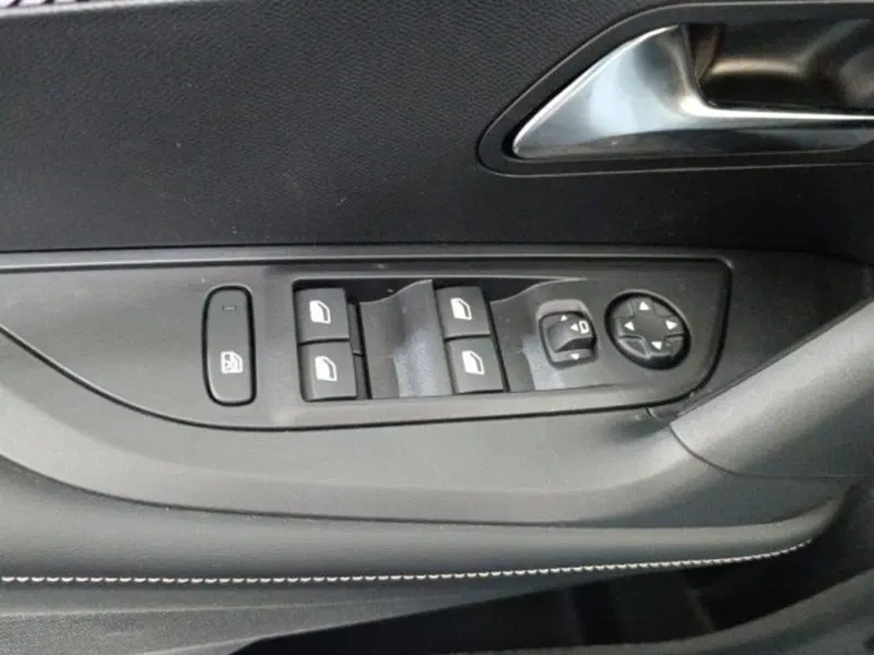 Peugeot 2008 nuova a Catania (18)