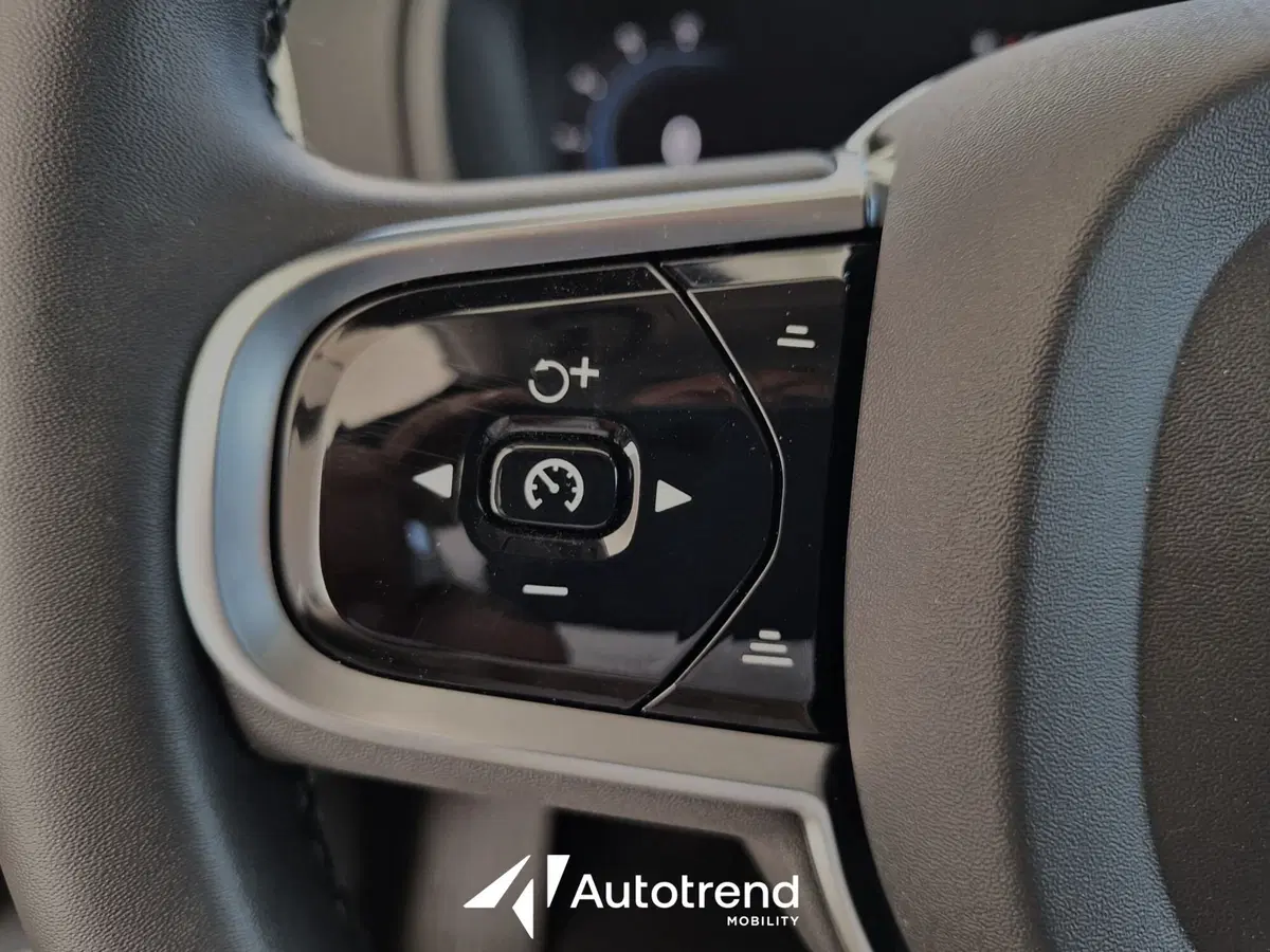 Volvo XC90 usata a Bari (10)
