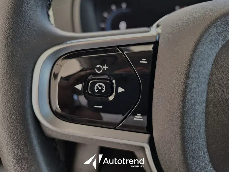 Volvo XC90 usata a Bari (10)