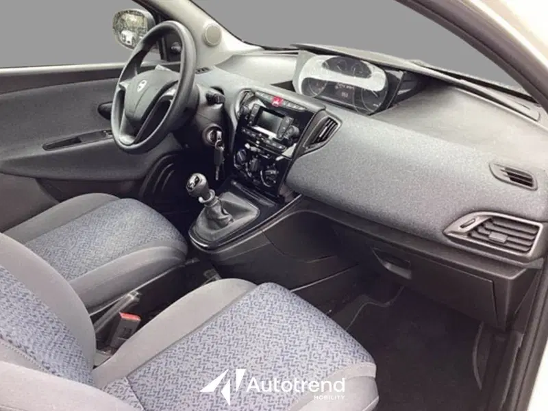 Lancia Ypsilon usata a Bari (13)