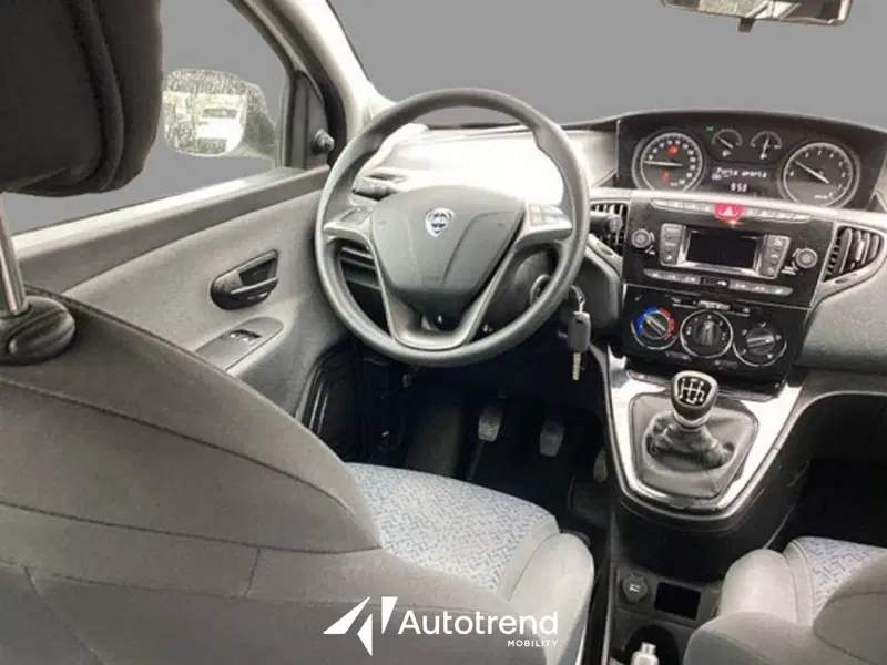 Lancia Ypsilon usata a Bari (14)