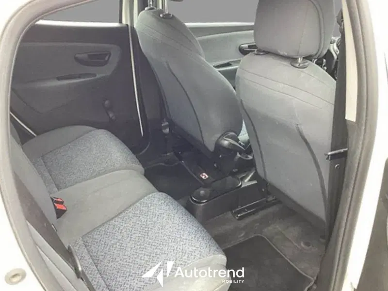 Lancia Ypsilon usata a Bari (16)