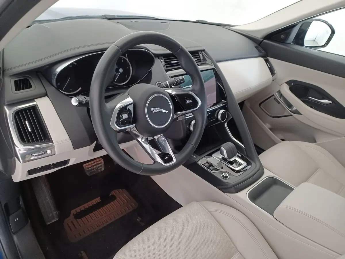Jaguar E-Pace usata a Torino (14)