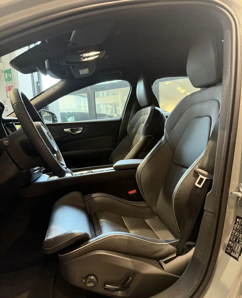 Volvo V60 nuova a Parma (4)