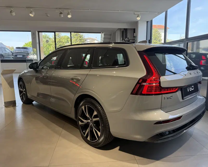 Volvo V60 nuova a Parma (7)