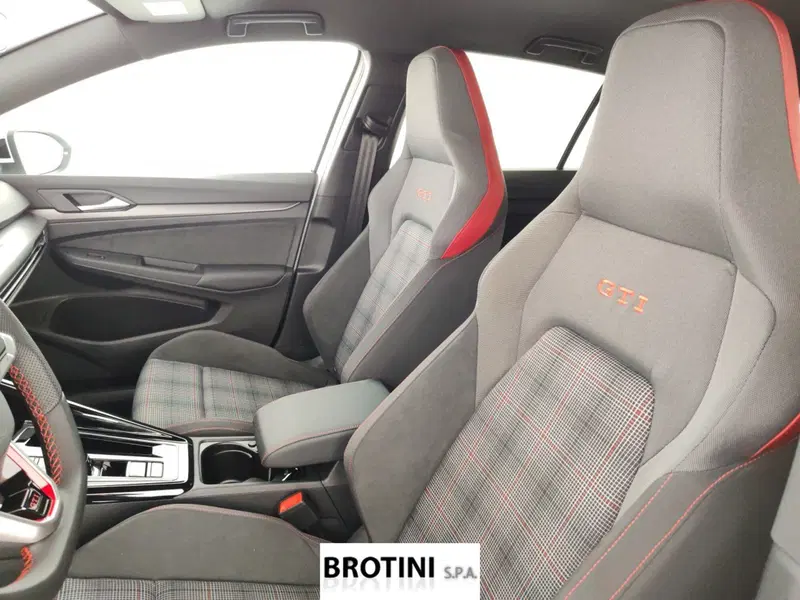 Volkswagen Golf nuova a Massa-Carrara (10)