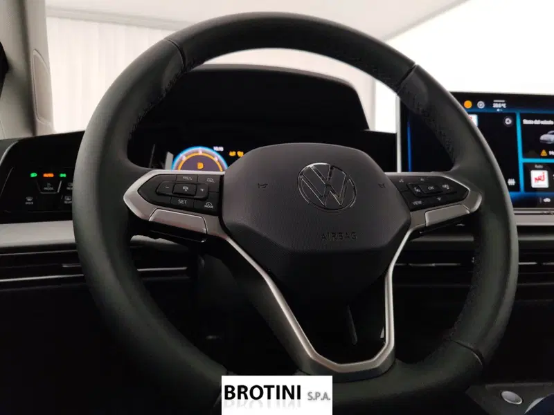 Volkswagen Golf nuova a Massa-Carrara (13)
