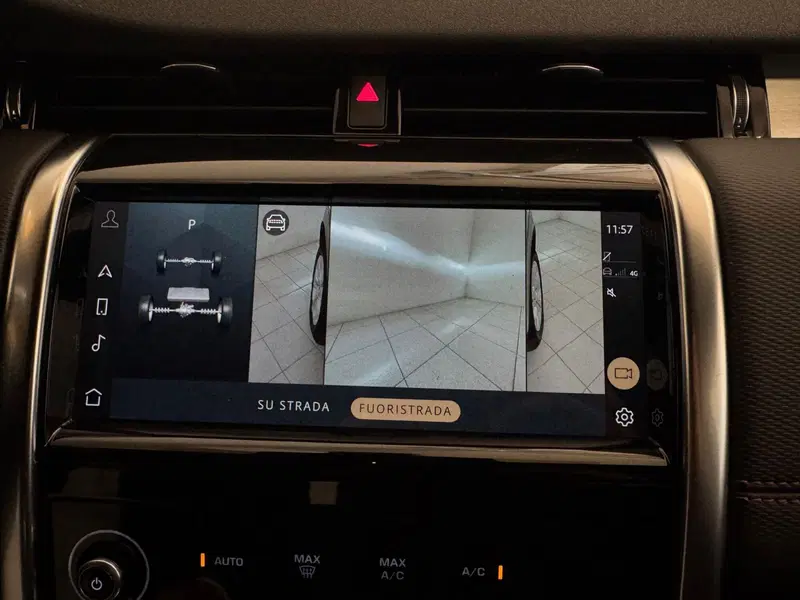 Land Rover Discovery Sport usata a Novara (17)