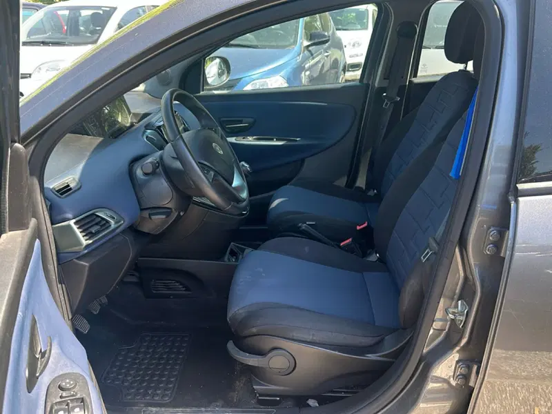 Lancia Ypsilon usata a Roma (13)