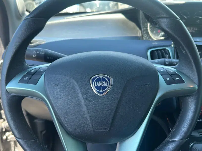 Lancia Ypsilon usata a Roma (14)