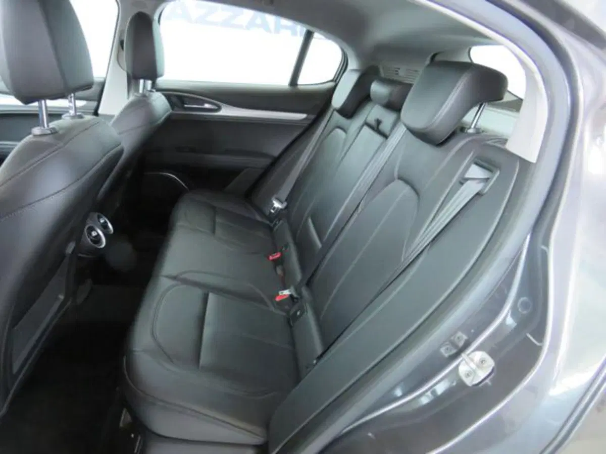 Alfa Romeo Stelvio usata a Lodi (11)
