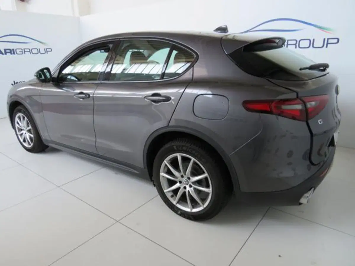 Alfa Romeo Stelvio usata a Lodi (4)