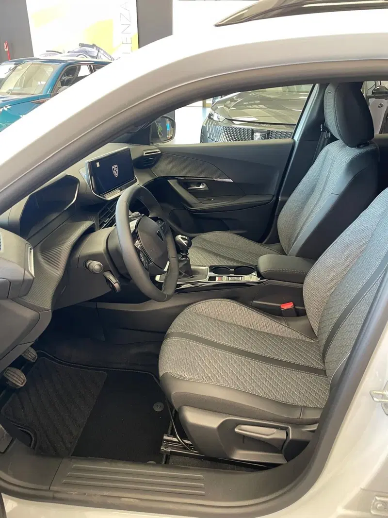 Peugeot 2008 nuova a Sassari (8)