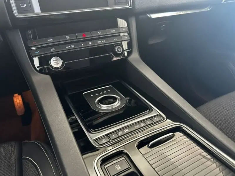 Jaguar F-Pace usata a Modena (11)