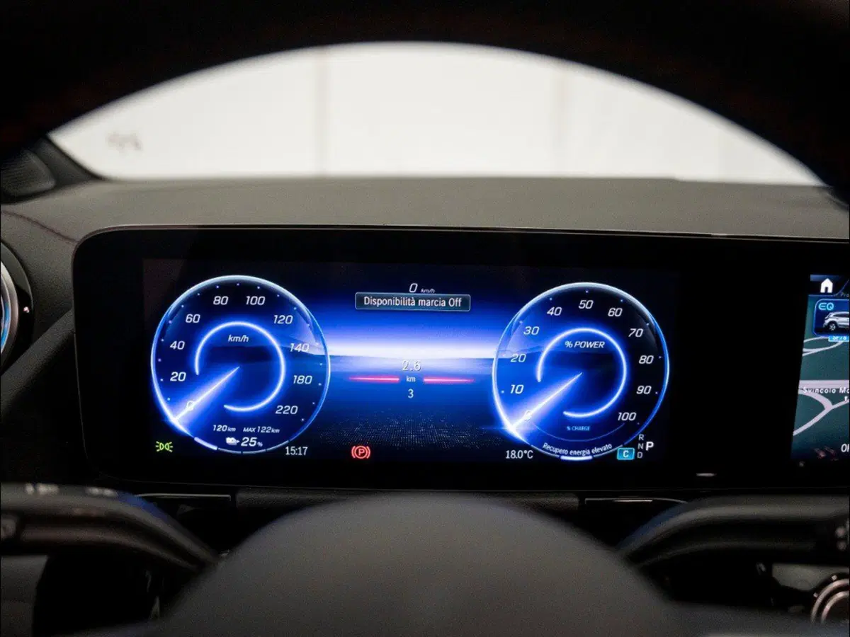 Mercedes-Benz EQA nuova a Macerata (14)