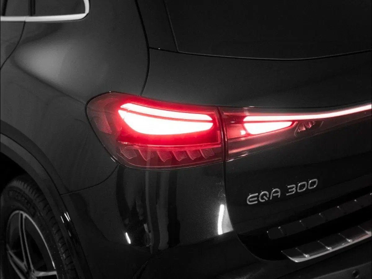 Mercedes-Benz EQA nuova a Macerata (8)