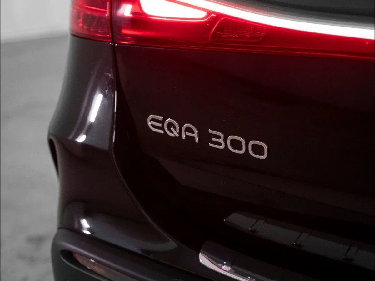 Mercedes-Benz EQA nuova a Macerata (9)