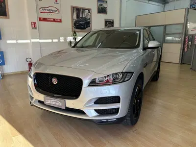 Jaguar F-Pace 2.0 D 180 CV Pure del 2019 usata a Bari