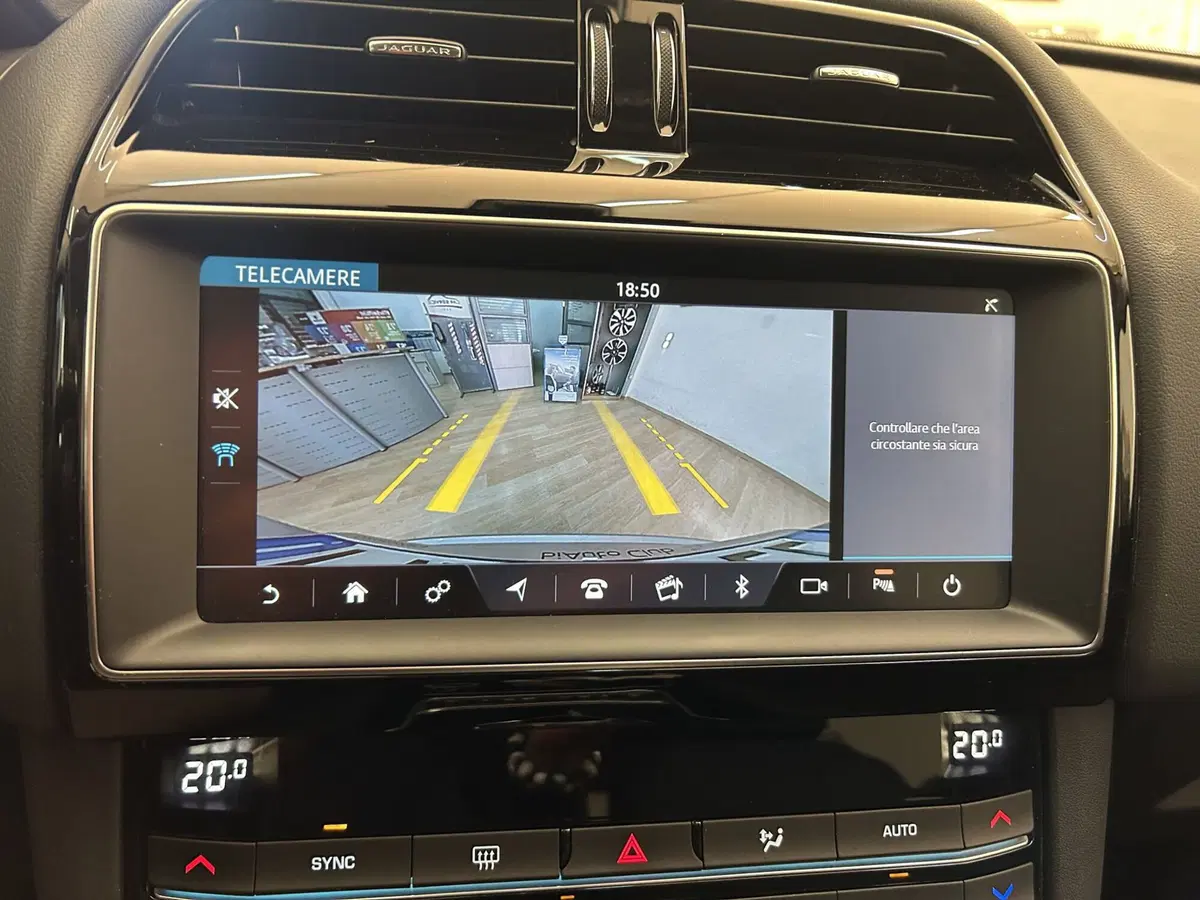 Jaguar F-Pace usata a Bari (10)