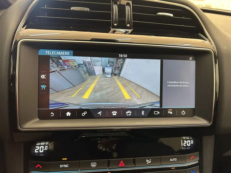 Jaguar F-Pace usata a Bari (10)